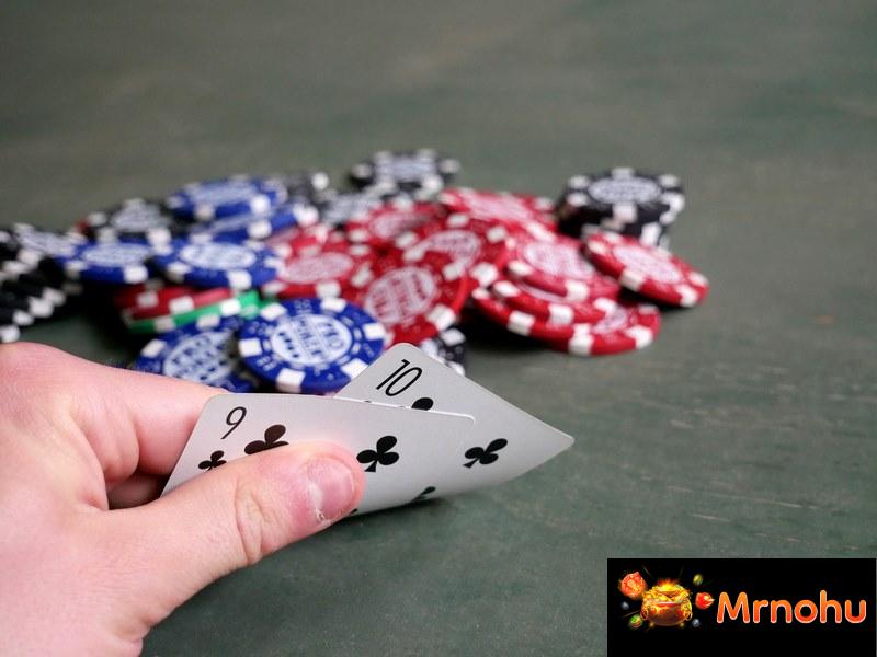 Sâm lốc là một trong những trò chơi đánh bài dân gian được ưa chuộng 