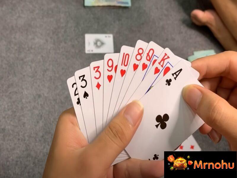 Phỏm hay còn được gọi là tá lả, đây là game bài dân gian có từ lâu