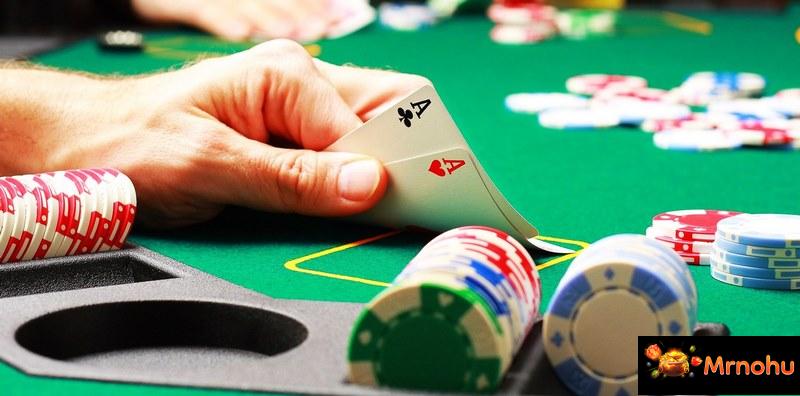 Poker là trò chơi bài mà người tham gia cần cầm hai lá bài ẩn